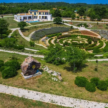 Arkaim With Private Pool ヴィラ Marčana